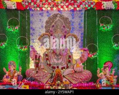 09 27 2023 comunità tailandese Sarvajanik Ganesh Utsav presso Charni RoadMumbai Maharashtra India Asia. Foto Stock