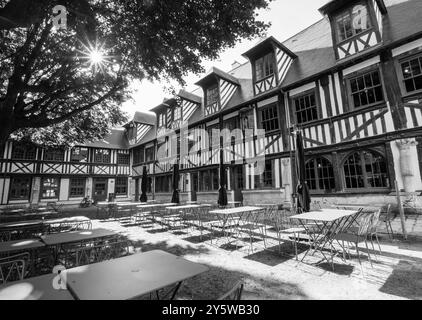 Aitre Saint-Maclou nel centro di Rouen, Francia. Charnel House medievale costruita intorno a un cortile, dove i corpi furono sepolti durante la peste della peste nera. Foto Stock