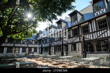 Aitre Saint-Maclou nel centro di Rouen, Francia. Charnel House medievale costruita intorno a un cortile, dove i corpi furono sepolti durante la peste della peste nera. Foto Stock