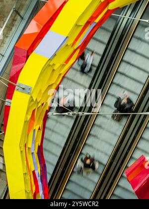 Londra, Regno Unito. 23 settembre 2024. I pendolari viaggiano attraverso il nuovo ingresso completamente accessibile della Bakerloo Line alla stazione della metropolitana di Paddington dopo che è stata aperta, tramite TfL. Passano sotto il Somethinging di Pae White a Paddington Square, la nuova destinazione per mangiare, fare shopping e cenare a West London. Crediti: Guy Bell/Alamy Live News Foto Stock