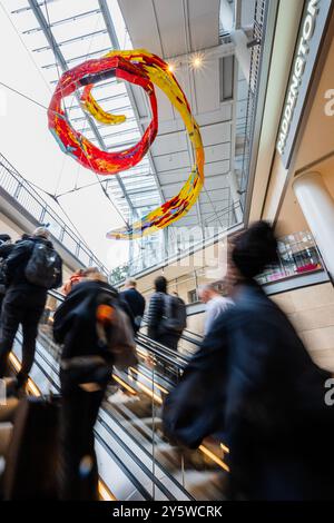 Londra, Regno Unito. 23 settembre 2024. I pendolari viaggiano attraverso il nuovo ingresso completamente accessibile della Bakerloo Line alla stazione della metropolitana di Paddington dopo che è stata aperta, tramite TfL. Passano sotto il Somethinging di Pae White a Paddington Square, la nuova destinazione per mangiare, fare shopping e cenare a West London. Crediti: Guy Bell/Alamy Live News Foto Stock