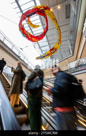 Londra, Regno Unito. 23 settembre 2024. I pendolari viaggiano attraverso il nuovo ingresso completamente accessibile della Bakerloo Line alla stazione della metropolitana di Paddington dopo che è stata aperta, tramite TfL. Passano sotto il Somethinging di Pae White a Paddington Square, la nuova destinazione per mangiare, fare shopping e cenare a West London. Crediti: Guy Bell/Alamy Live News Foto Stock