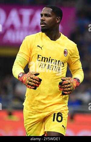Il portiere francese dell'AC Milan n. 16 Mike Maignan durante la partita di calcio italiana di serie A Inter Milan e dell'AC Milan allo stadio San Siro di Milano, Italia, il 22 settembre 2024. Crediti: Piero Cruciatti/Alamy Live News Foto Stock