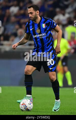 Il centrocampista turco #20 Hakan Calhanoglu dell'Inter Milan durante la partita di calcio di serie A dell'Inter Milan e dell'AC Milan allo Stadio San Siro di Milano, Italia, il 22 settembre 2024. Crediti: Piero Cruciatti/Alamy Live News Foto Stock