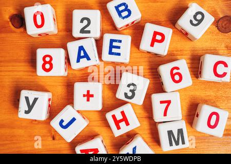 Lettere e numeri da imparare, vista dall'alto dei cubi di plastica su una scrivania in legno, direttamente sopra Foto Stock