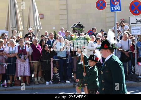 Oktoberfest - Birkenstoana Stamm e.V. Oberschleißheim beim Trachten- und Schützenzug anläßlich des 189. Oktoberfestes am 22.09.2024 a München, Deutschland, Oberbayern München Odeonsplatz & Theresienwiese Oberbayern Deutschland *** Oktoberfest Birkenstoana Stamm e V Oberschleißheim ai costumi tradizionali e Schützenzug in occasione dell'Oktoberfest 189 il 22 09 2024 a Monaco di Baviera, alta Baviera Monaco Odeonsplatz Theresienwiese alta Baviera Germania Foto Stock