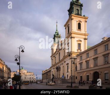 Una vista accattivante della Chiesa della Santa Croce lungo la strada reale di Varsavia, Polonia Foto Stock