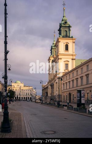 Una vista accattivante della Chiesa della Santa Croce lungo la strada reale di Varsavia, Polonia Foto Stock