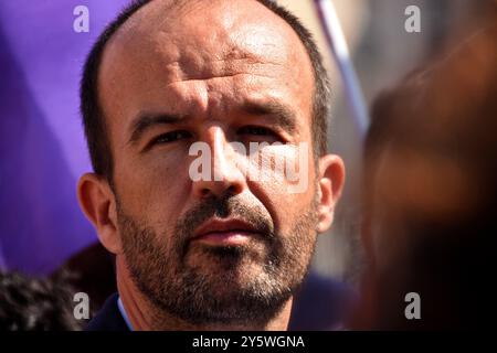 Marsiglia, Francia. 21 settembre 2024. Il deputato francese Manuel Bompard visto durante un'intervista dai giornalisti di Jean-Luc Mélenchon, leader di la France Insoumise. Durante la manifestazione per denunciare il nuovo governo e chiedere il licenziamento del presidente Macron, Jean-Luc Mélenchon, accompagnato dal deputato francese Manuel Bompard, ha rilasciato un'intervista alla stampa. Credito: SOPA Images Limited/Alamy Live News Foto Stock