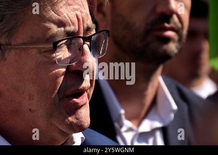 Marsiglia, Francia. 21 settembre 2024. Jean-Luc Mélenchon, leader di la France Insoumise, visto durante un'intervista dei giornalisti. Durante la manifestazione per denunciare il nuovo governo e chiedere il licenziamento del presidente Macron, Jean-Luc Mélenchon, accompagnato dal deputato francese Manuel Bompard, ha rilasciato un'intervista alla stampa. Credito: SOPA Images Limited/Alamy Live News Foto Stock