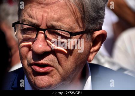 Marsiglia, Francia. 21 settembre 2024. Jean-Luc Mélenchon, leader di la France Insoumise, visto durante un'intervista dei giornalisti. Durante la manifestazione per denunciare il nuovo governo e chiedere il licenziamento del presidente Macron, Jean-Luc Mélenchon, accompagnato dal deputato francese Manuel Bompard, ha rilasciato un'intervista alla stampa. Credito: SOPA Images Limited/Alamy Live News Foto Stock