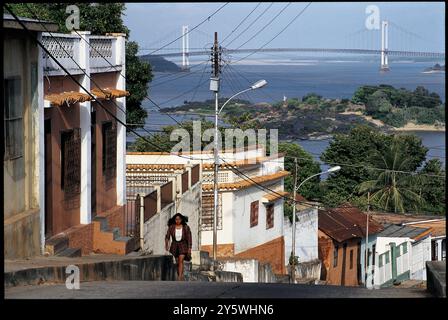 Una donna cammina su una strada ripida a Ciudad Bolivar, Venezuela, Sud America Foto Stock