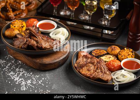 Porzione di carne alla griglia con verdure Foto Stock