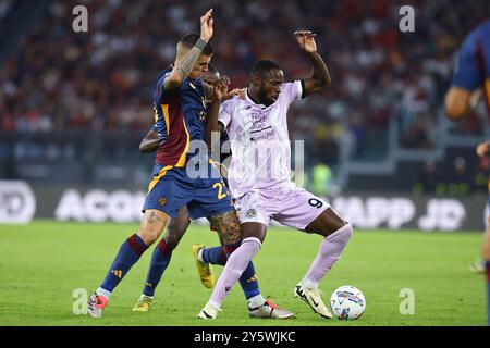 Roma, Italia. 22 settembre 2024. Gianluca Mancini della Roma si aggiudica il pallone con Keinan Davis dell'Udinese durante il campionato italiano di serie A tra AS Roma e Udinese calcio il 22 settembre 2024 allo Stadio Olimpico di Roma. Crediti: Federico Proietti / Alamy Live News Foto Stock