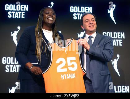 Il General Manager della WNBA Golden State Ohemaa Nyanin, a sinistra, e il Co-Executive Chairman e CEO dei Warriors, Joe Lacob, a destra, partecipano a una conferenza stampa lunedì 6 maggio 2024 a San Francisco. (Foto di Aric Crabb/Bay area News Group/TNS/Sipa USA) Foto Stock