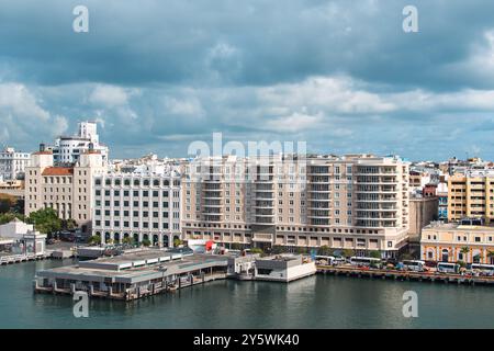 San Juan, Porto Rico - 20 aprile 2017: Una vista panoramica dell'architettura del lungomare della città sotto un cielo nuvoloso. Foto Stock