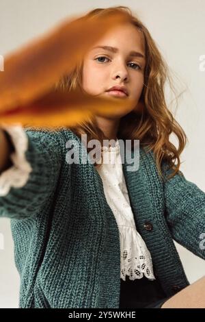 Ritratto di una bella ragazza sorridente di 7 anni. Primo piano, studio. Foto Stock