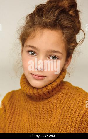 Ritratto di una bella bambina di 7 anni. Primo piano, studio. Foto Stock