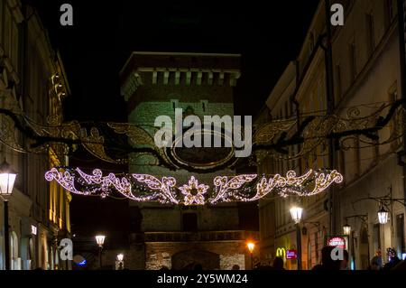 CRACOVIA, POLONIA - 21 DICEMBRE 2023: Decorazioni natalizie nelle strade e nei negozi di Cracovia, Polonia, il 21 dicembre 2023 Foto Stock