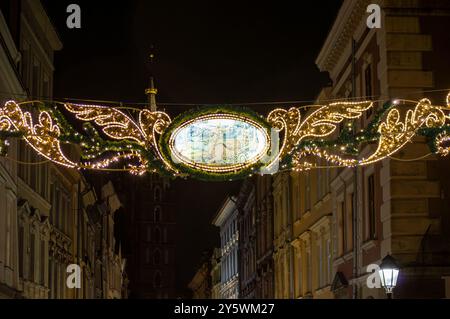 CRACOVIA, POLONIA - 21 DICEMBRE 2023: Decorazioni natalizie nelle strade e nei negozi di Cracovia, Polonia, il 21 dicembre 2023 Foto Stock