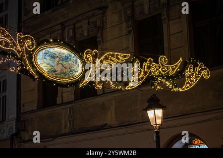 CRACOVIA, POLONIA - 21 DICEMBRE 2023: Decorazioni natalizie nelle strade e nei negozi di Cracovia, Polonia, il 21 dicembre 2023 Foto Stock