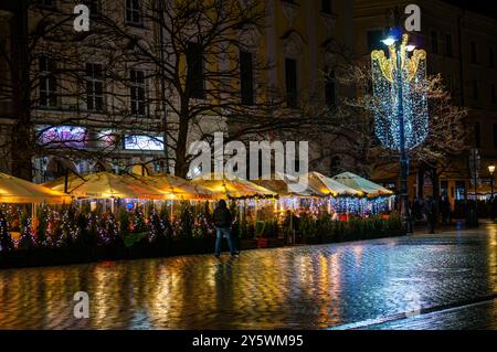 CRACOVIA, POLONIA - 21 DICEMBRE 2023: Decorazioni natalizie nelle strade e nei negozi di Cracovia, Polonia, il 21 dicembre 2023 Foto Stock