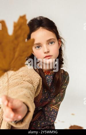 Ritratto di una bella bambina di 7 anni. Primo piano, studio. Foto Stock