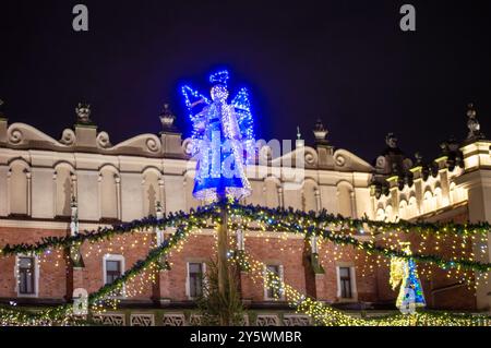 CRACOVIA, POLONIA - 21 DICEMBRE 2023: Decorazioni natalizie nelle strade e nei negozi di Cracovia, Polonia, il 21 dicembre 2023 Foto Stock