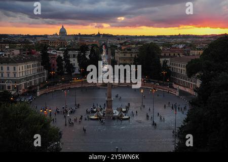 I turisti si radunano intorno all'Obelisco nel centro di Piazza del popolo Foto Stock