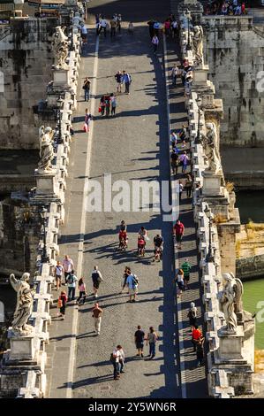 Turisti che camminano sullo storico Ponte Sant'Angelo a Roma, Italia Foto Stock