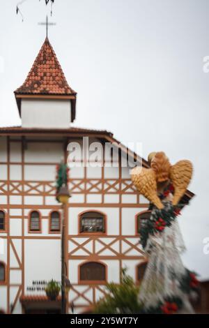 Un angelo che suona la tromba e la chiesa metodista nel centro di Gramado, Serra Gaucha, Rio grande do sul, Brasile Foto Stock