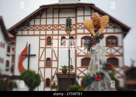 Un angelo che suona la tromba e la chiesa metodista nel centro di Gramado, Serra Gaucha, Rio grande do sul, Brasile Foto Stock