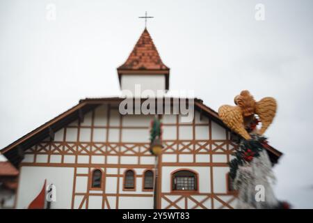 Un angelo che suona la tromba e la chiesa metodista nel centro di Gramado, Serra Gaucha, Rio grande do sul, Brasile Foto Stock