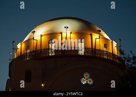 Vista esterna al crepuscolo della Sinagoga Hurva e della sua grande cupola bianca, ricostruita nel quartiere ebraico della città vecchia di Gerusalemme. Foto Stock