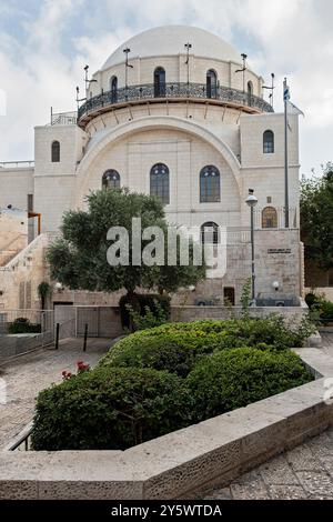 Vista esterna della Sinagoga Hurva e della sua grande cupola bianca, ricostruita nel quartiere ebraico della città Vecchia di Gerusalemme. La costruzione lo era Foto Stock