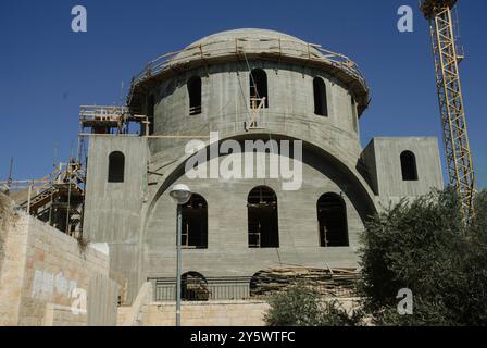 Vista esterna della Sinagoga Hurva durante la ricostruzione nel quartiere ebraico della città vecchia di Gerusalemme nel 2008. La costruzione è stata completata in 2 Foto Stock