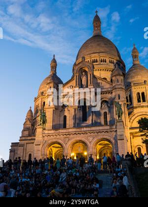 Turisti al tramonto, Basilique du Sacré-Cœur de Montmartre, Montmartre, Parigi, Francia, Europa, UE. Foto Stock