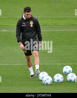 Dortmund, Germania. 23 settembre 2024. Calcio: Bundesliga, allenamento Borussia Dortmund: Allenatore Nuri Sahin guida la sessione di allenamento. Credito: Bernd Thissen/dpa - NOTA IMPORTANTE: In conformità con le normative della DFL German Football League e della DFB German Football Association, è vietato utilizzare o far utilizzare fotografie scattate nello stadio e/o della partita sotto forma di immagini sequenziali e/o serie di foto video./dpa/Alamy Live News Foto Stock