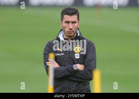 Dortmund, Germania. 23 settembre 2024. Calcio: Bundesliga, allenamento Borussia Dortmund: Allenatore Nuri Sahin guida la sessione di allenamento. Credito: Bernd Thissen/dpa - NOTA IMPORTANTE: In conformità con le normative della DFL German Football League e della DFB German Football Association, è vietato utilizzare o far utilizzare fotografie scattate nello stadio e/o della partita sotto forma di immagini sequenziali e/o serie di foto video./dpa/Alamy Live News Foto Stock