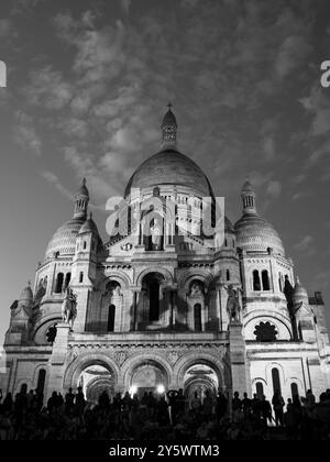 Bianco e nero, folle al tramonto, Basilique du Sacré-Cœur de Montmartre, Montmartre, Parigi, Francia, Europa, UE. Foto Stock