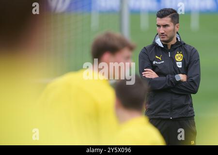 Dortmund, Germania. 23 settembre 2024. Calcio: Bundesliga, allenamento Borussia Dortmund: Allenatore Nuri Sahin guida la sessione di allenamento. Credito: Bernd Thissen/dpa - NOTA IMPORTANTE: In conformità con le normative della DFL German Football League e della DFB German Football Association, è vietato utilizzare o far utilizzare fotografie scattate nello stadio e/o della partita sotto forma di immagini sequenziali e/o serie di foto video./dpa/Alamy Live News Foto Stock