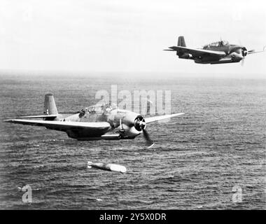 I bombardieri siluranti Grumman Avenger della US Navy sorvolavano il mare lanciando siluri durante la seconda guerra mondiale intorno al 1943 Foto Stock