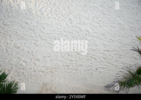 Vista aerea delle impronte di sabbia bianca soffice su una spiaggia, Titikaveka, Rarotonga, Isole Cook Foto Stock