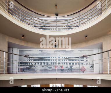 Punto di riferimento Art Deco affacciato sulla Baia di Morecambe e sulle colline del Distretto dei Laghi oltre, il resort sul mare di Morecambe. Foto Stock