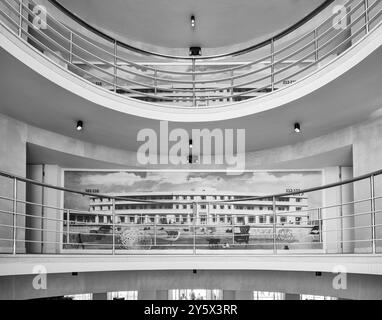 Punto di riferimento Art Deco affacciato sulla Baia di Morecambe e sulle colline del Distretto dei Laghi oltre, il resort sul mare di Morecambe. Foto Stock