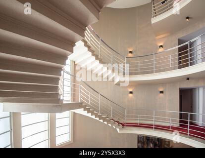 Punto di riferimento Art Deco affacciato sulla Baia di Morecambe e sulle colline del Distretto dei Laghi oltre, il resort sul mare di Morecambe. Foto Stock