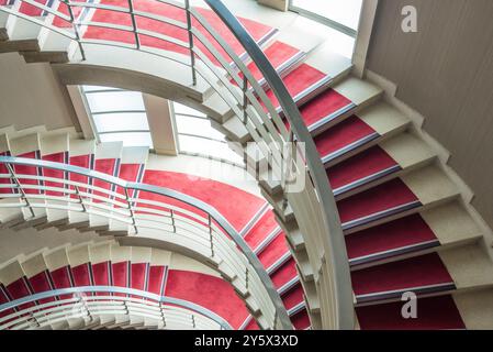 Punto di riferimento Art Deco affacciato sulla Baia di Morecambe e sulle colline del Distretto dei Laghi oltre, il resort sul mare di Morecambe. Foto Stock