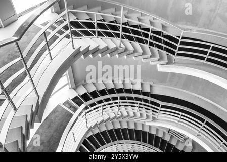 Punto di riferimento Art Deco affacciato sulla Baia di Morecambe e sulle colline del Distretto dei Laghi oltre, il resort sul mare di Morecambe. Foto Stock