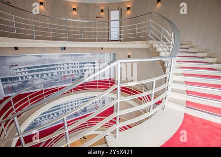 Punto di riferimento Art Deco affacciato sulla Baia di Morecambe e sulle colline del Distretto dei Laghi oltre, il resort sul mare di Morecambe. Foto Stock