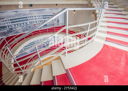 Punto di riferimento Art Deco affacciato sulla Baia di Morecambe e sulle colline del Distretto dei Laghi oltre, il resort sul mare di Morecambe. Foto Stock